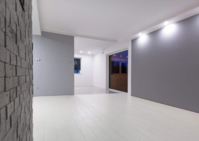 Mur avec niches encastrées peintes